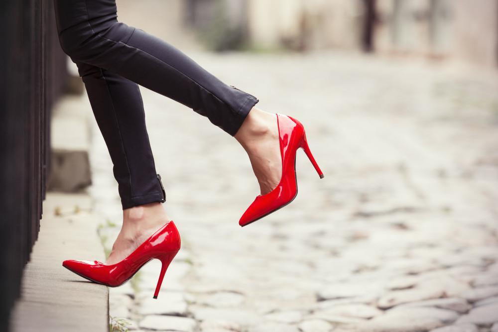 کفش پاشنه بلند مسبب اصلی کمردرد